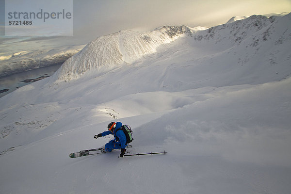 Norwegen  reifer Mann beim Skifahren auf dem Stufenberg