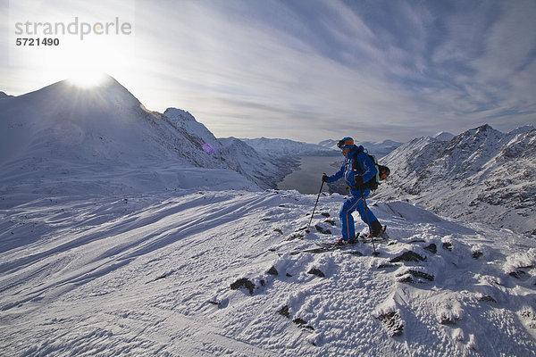 Norwegen  Skiwandern im Schnee mit Stock