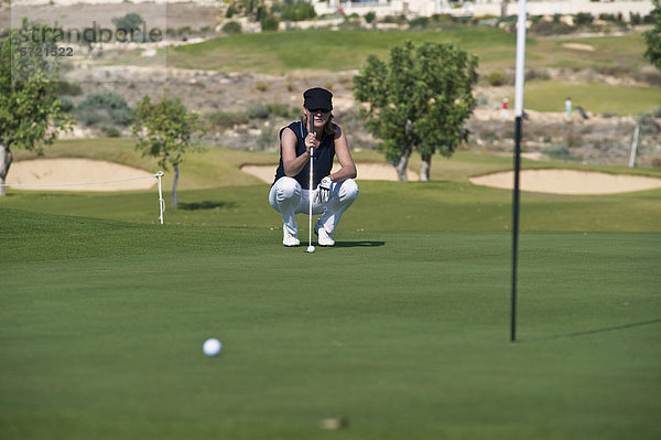 Zypern  Frau spielt Golf auf dem Golfplatz