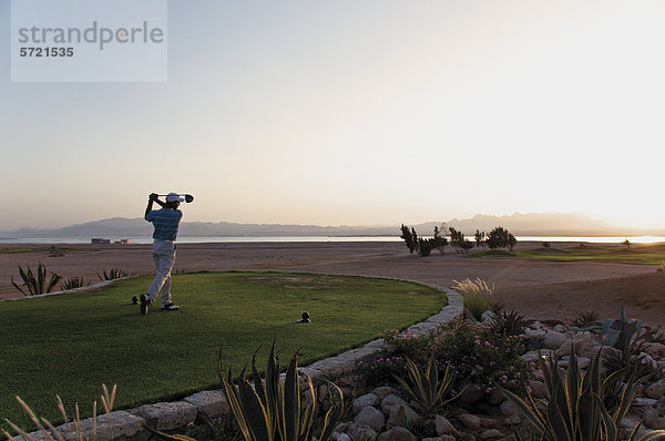Ägypten  Mann spielt Golf auf dem Golfplatz