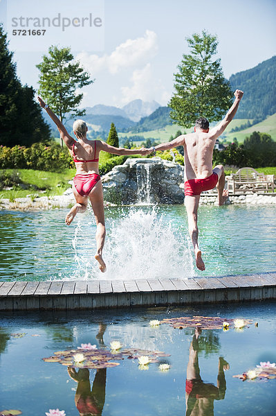 Österreich  Salzburger Land  Paar Sprünge ins Schwimmbad