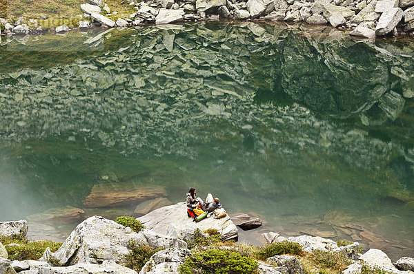 Österreich  Steiermark  Mann und Frau beim Ausruhen am Obersee