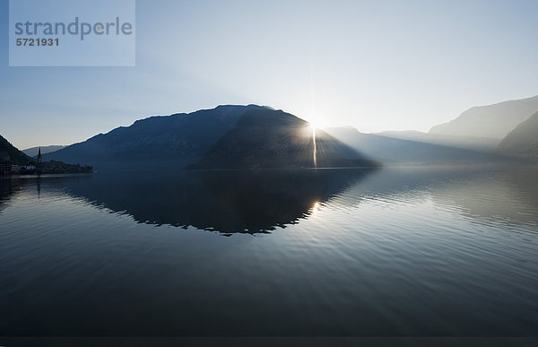 Österreich  Oberösterreich  Blick auf den Hallstätter See bei Sonnenaufgang