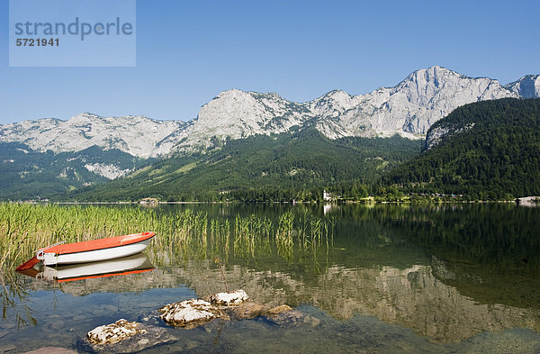 Österreich  Steiermark  Blick auf den Grundlsee mit Bergen