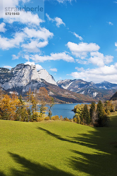 Österreich  Steiermark  Blick auf den Grundlsee mit Bergen