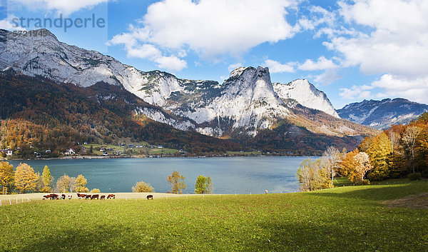 Österreich  Steiermark  Blick auf den Grundlsee mit Bergen