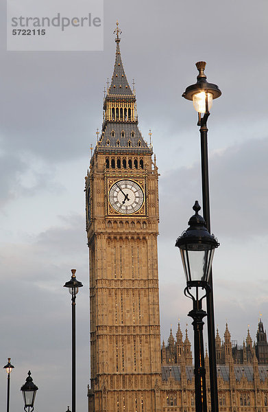 England  London  Blick auf Big Ben-Turm und Straßenbeleuchtung
