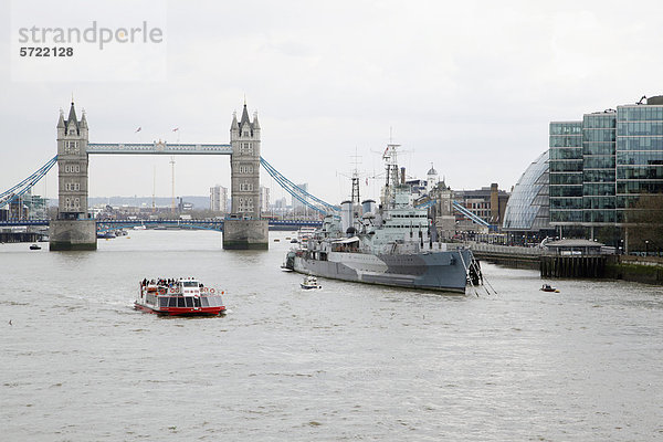 England  London  Blick auf Londoner Brücke und Marineschiff