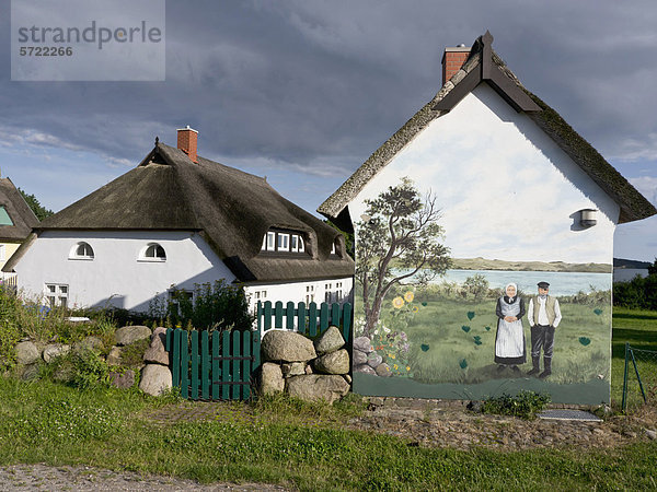 Deutschland  Insel Rügen  Monchgut  Blick auf das bemalte Haus