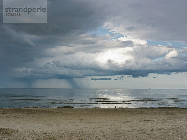 Deutschland  Blick auf den bewölkten Himmel über der Ostsee auf der Insel Rugen