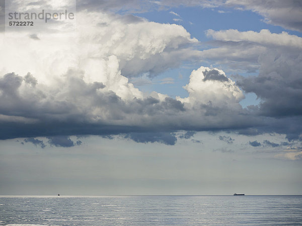 Deutschland  Blick auf den bewölkten Himmel über der Ostsee auf der Insel Rugen
