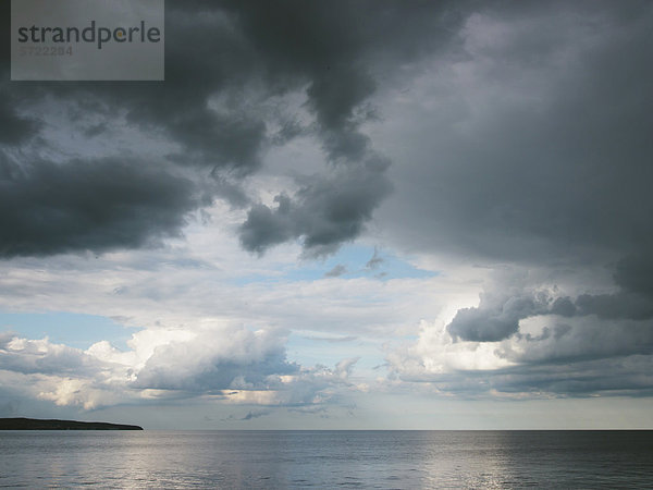 Deutschland  Blick auf den bewölkten Himmel über der Ostsee auf der Insel Rugen
