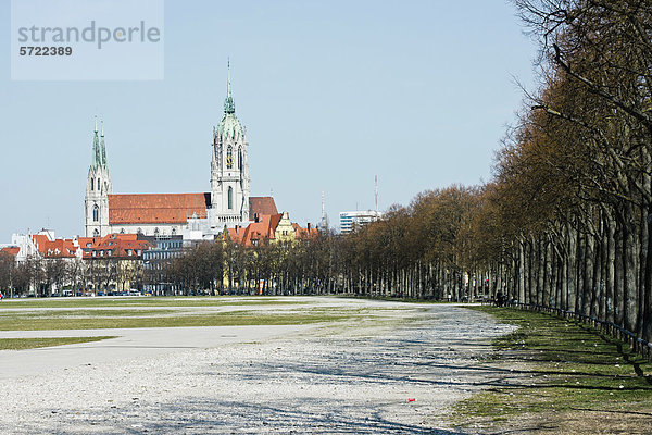 Deutschland  Bayern  München  Blick auf die Theresienwiese  Pauluskirche im Hintergrund