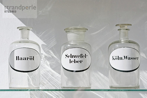 Deutschland  Bayern  München  Alte Apothekenflasche im Schaufenster