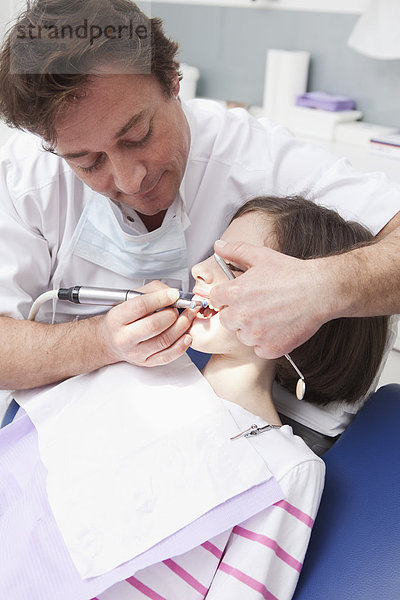 Deutschland  Bayern  Zahnarzt untersuchender Patient