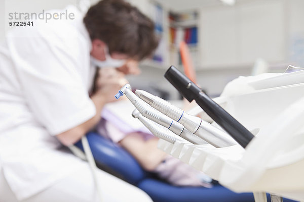Deutschland  Bayern  Zahnarzt untersuchender Patient
