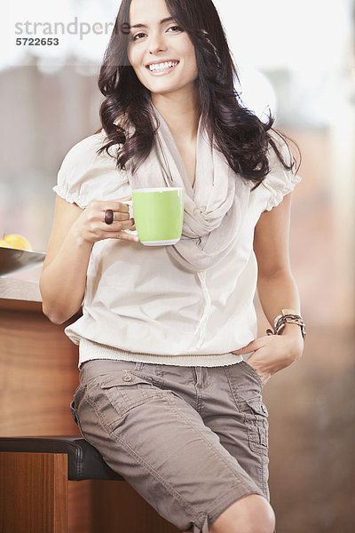 Junge Frau mit Tasse  lächelnd  Portrait