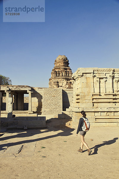 Indien  Karnataka  Hampi  Junge Frau auf dem Weg zum Tempel