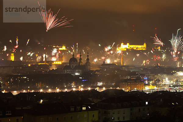 Deutschland  Bayern  Würzburg  Feuerwerk über dem Stadtbild
