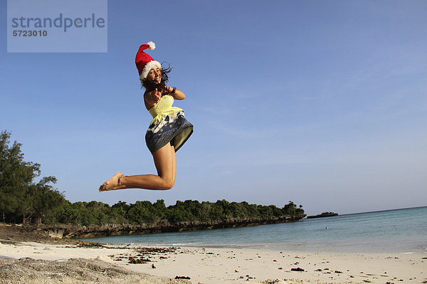 Afrika  Tansania  Teenager-Mädchen springen am Strand