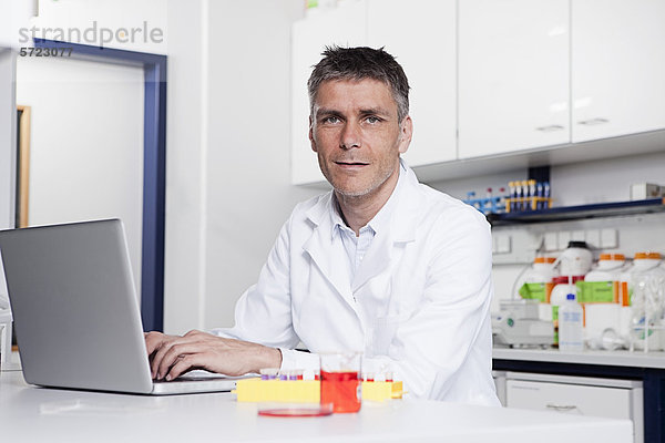 Deutschland  Bayern  München  Wissenschaftler mit Laptop im Labor  Portrait