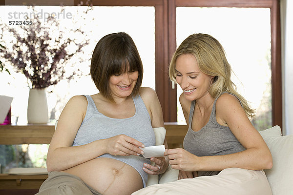 Deutschland  Nordrhein-Westfalen  Schwangere mit Ultraschallbild ihrer Freundin