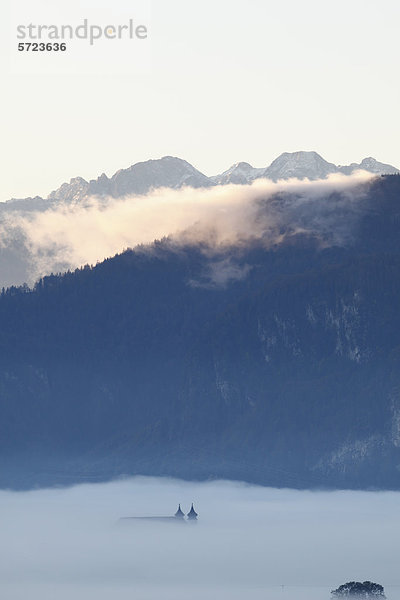 Deutschland  Bayern  Schlehdorf  Blick auf den Berg im Nebel