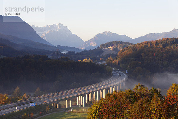 Deutschland  Bayern  Blick auf die Autobahn mit Zugspitze