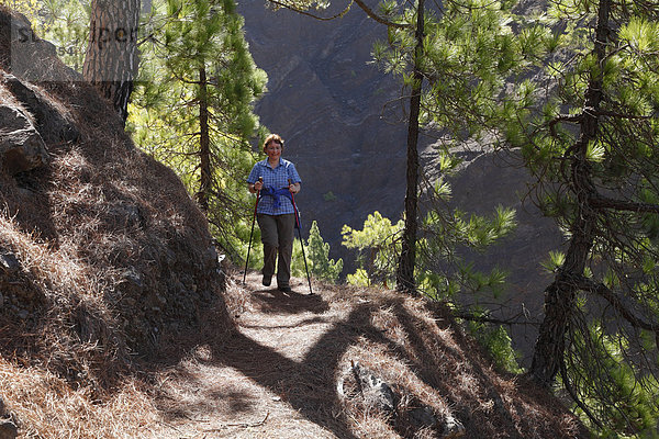 Spanien  La  Palma  Reife Frau beim Wandern im Nationalpark Caldera de Taburiente
