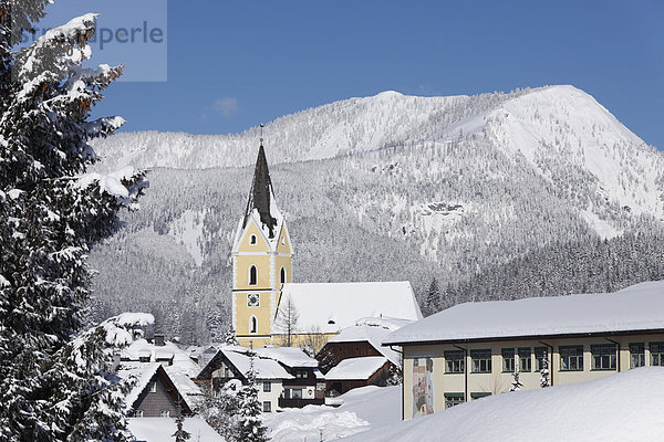 Österreich  Steiermark  Bad Mittendorf Kirchturm mit schneebedecktem Berg im Hintergrund