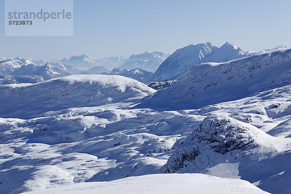 Österreich  Oberösterreich  Blick auf das verschneite Dachsteingebirge