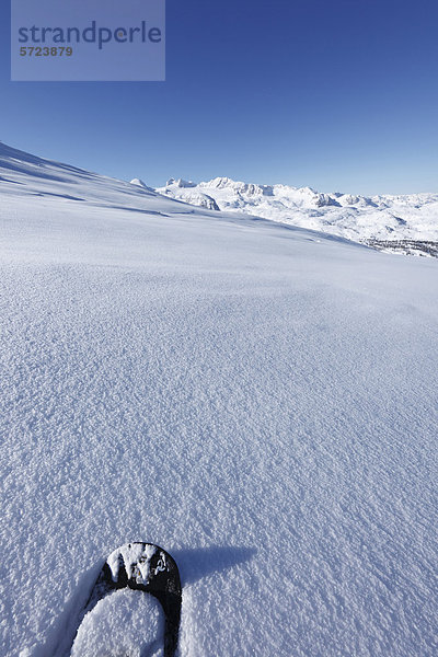 Österreich  Oberösterreich  Schneeschuh auf Schnee  Berge im Hintergrund