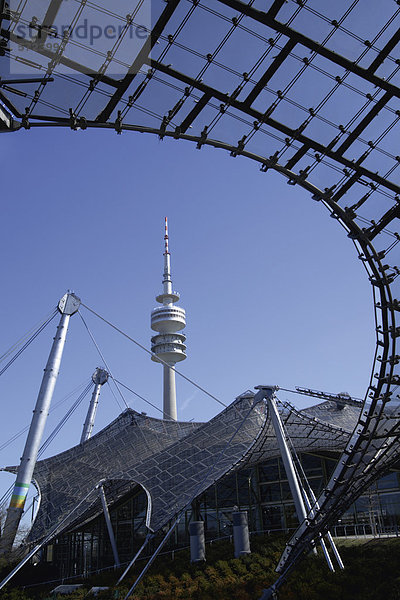 Europa  Deutschland  Bayern  München  Olympiastadion mit Kommunikationsturm im Hintergrund