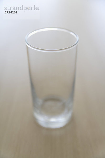 Leeres Glas auf Holztisch  Nahaufnahme