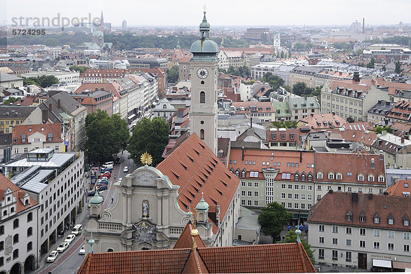 Deutschland  Bayern  München  Blick auf die Heilig-Geist-Kirche vom Turm der St. Peterskirche aus