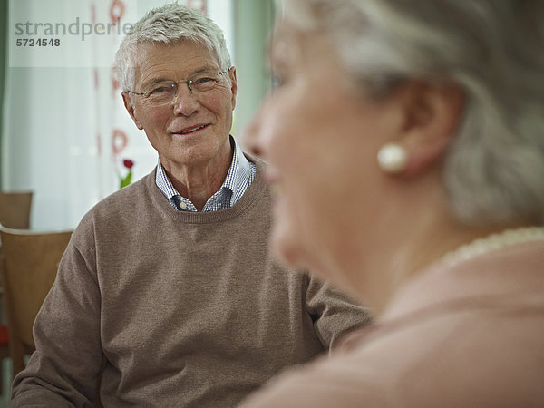 Deutschland  Köln  Seniorenpaar im Pflegeheim  lächelnd
