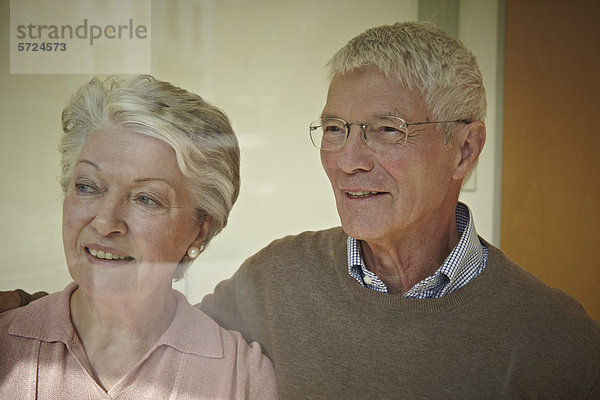 Deutschland  Köln  Seniorenpaar schaut weg  lächelnd