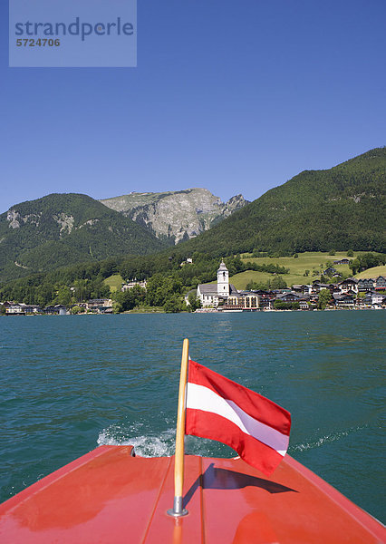 Österreich  Schiff mit Flagge im Wolfgangsee