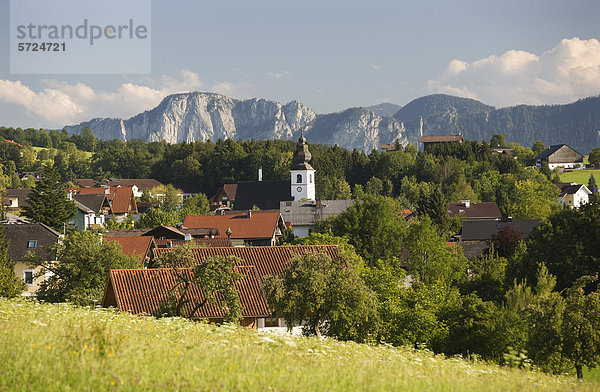 Österreich  Zell am Moos  Blick auf die Stadt mit dem Berg