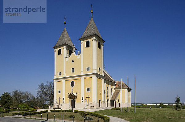 Ungarn  Fertoeszeplak  Blick auf die Kirche