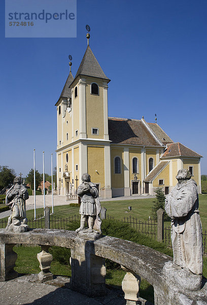 Ungarn  Fertoeszeplak  Blick auf die Kirche