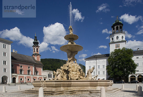 Österreich  Salzburg  Blick auf den Brunnen in der Stadt