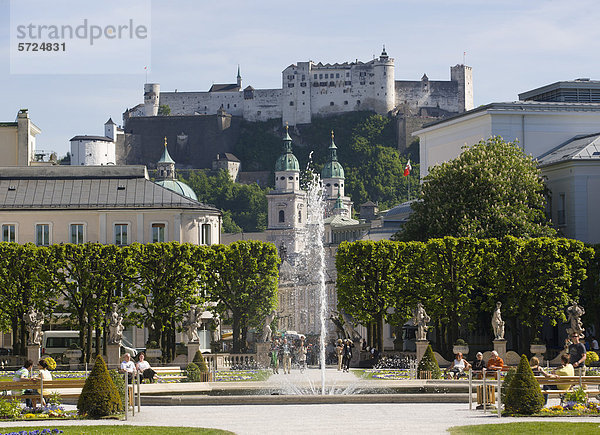 Österreich  Salzburg  Menschen im Mirabellgarten
