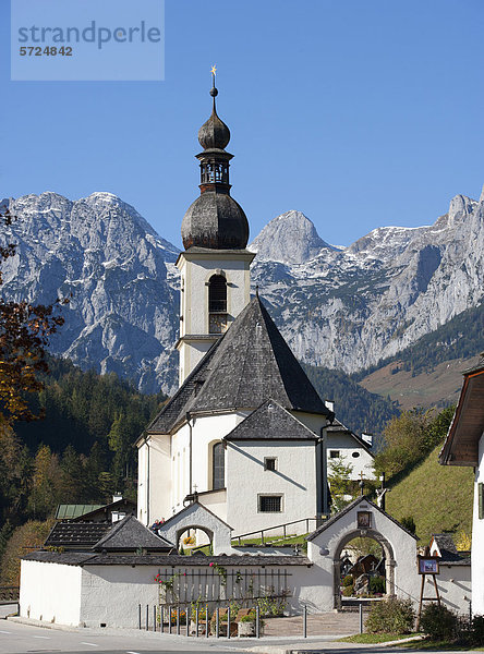Deutschland  Bayern  Ramsau  St. Sebastianskirche mit Reiteralpe im Hintergrund