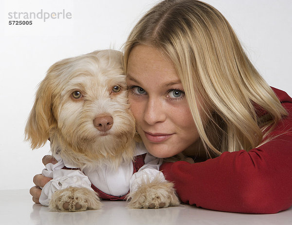 Junge Frau mit Hund  Portrait