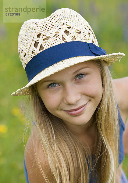 Österreich  Teenager Mädchen lächelnd  Portrait