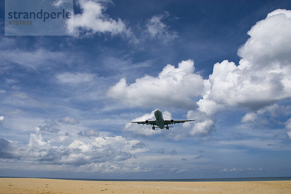 Flugzeug über dem Mai Khao Beach  Phuket  Thailand  Asien