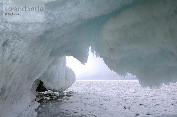 Eishöhle auf der Insel Olchon  Baikalsee  Sibirien  Russland  Eurasien