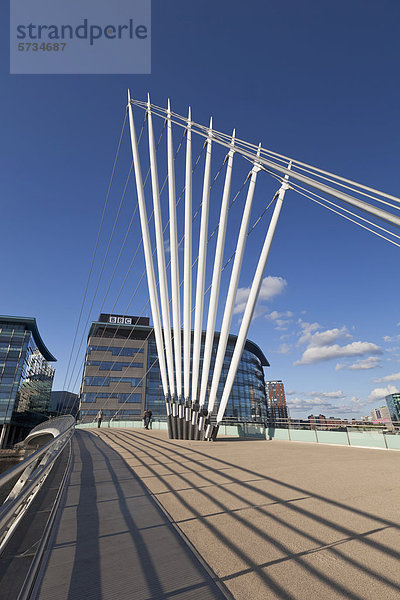 Fußgängerbrücke  Hängebrücke zwischen der Trafford Promenade und MediaCityUK  Salford Quays  Manchester  England  Großbritannien  Europa