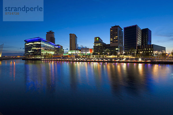 Media City in der Abenddämmerung  Salford Quays  Manchester  England  Großbritannien  Europa